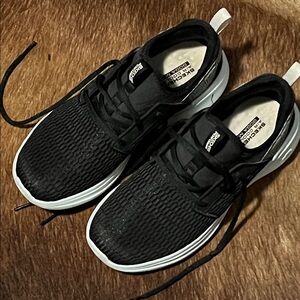 Skechers womens Black and White air cooled performance Sneakers size 6.5